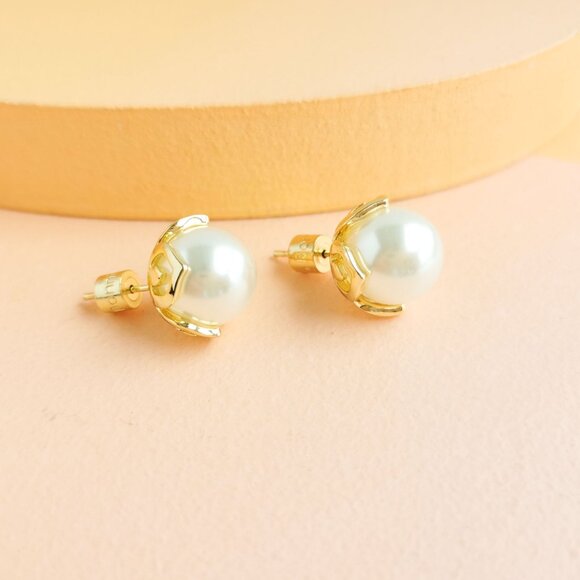 Elegant Gold and Pearl Stud Earrings - Picture 1 of 4